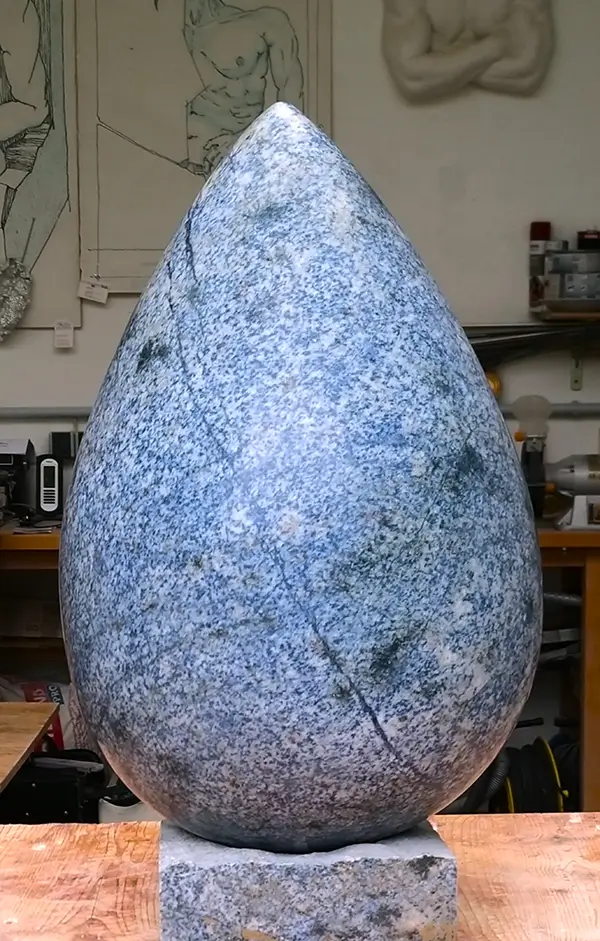 Skulptur Tropfen aus blauem Granit von Renate Jacobs